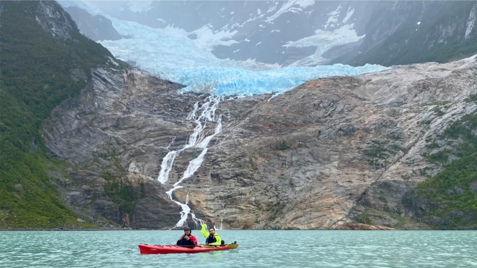 Kayak frente al Glaciar Balmaceda