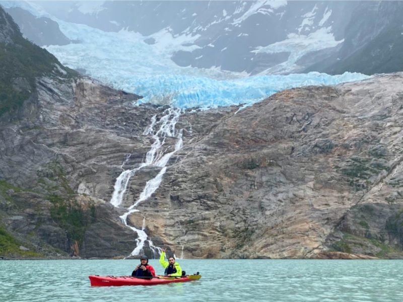 Kayak frente al Glaciar Balmaceda