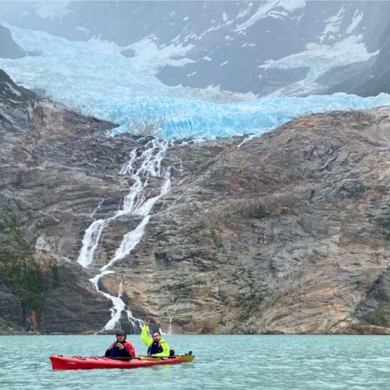 Kayak frente al Glaciar Balmaceda